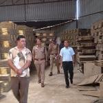 पुलिस और प्रशासन की संयुक्त टीम ने पटाखा गोदामों का किया औचक निरीक्षण