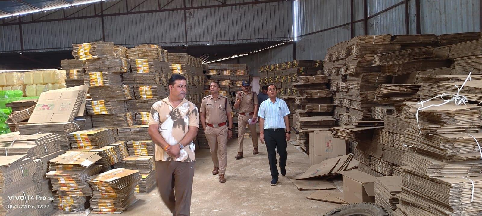 पुलिस और प्रशासन की संयुक्त टीम ने पटाखा गोदामों का किया औचक निरीक्षण