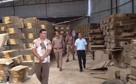 पुलिस और प्रशासन की संयुक्त टीम ने पटाखा गोदामों का किया औचक निरीक्षण